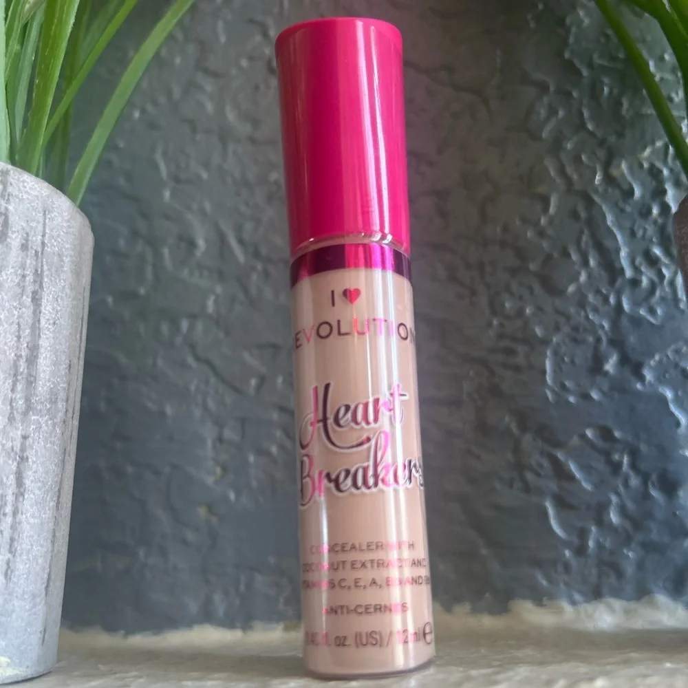 Revolution Heartbreak Concealer Buttermilk with Pink Heart Cap NWT